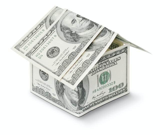 A house made of dollars symbolizing the real estate investment risks.