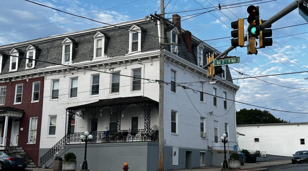 Corner 6 unit apartment building