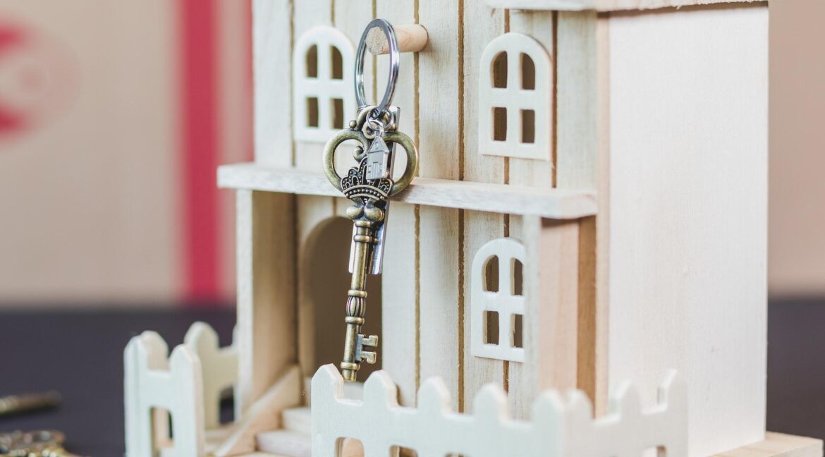 House with keys and fence