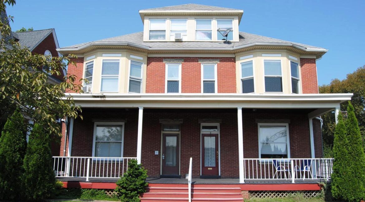 Hagerstown 6 Unit apartment building at 715 Oak Hill Ave in Hagerstown MD