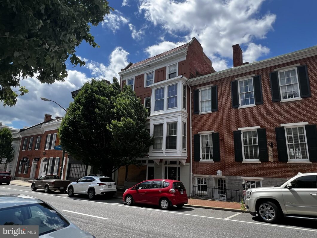 125 W Washington Street property listing